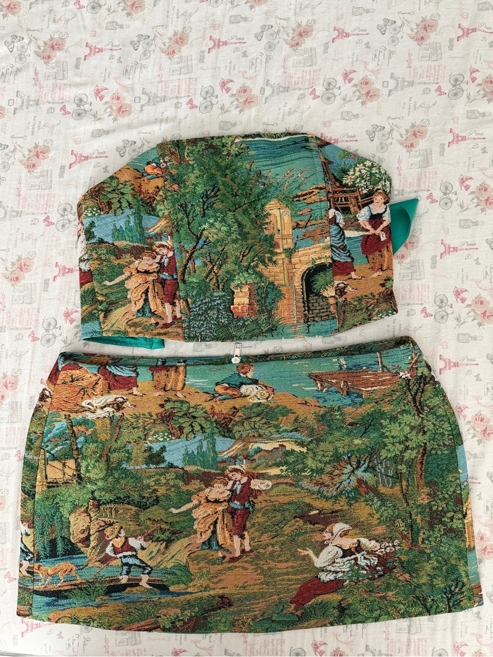 Vintage-Inspired Green Artist Print Mini Skirt - Finesse